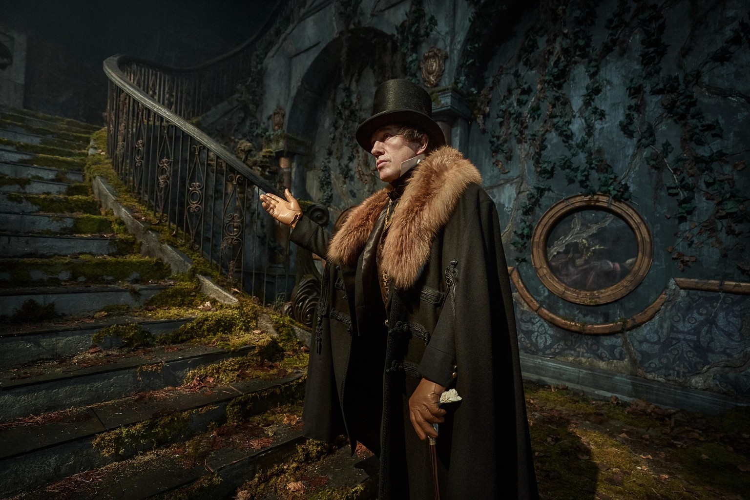 Christoph Waltz joue Harlander, marchand d’armes fortuné qui finance les recherches de Frankenstein.