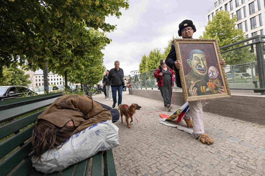 Semyon Skrepetsky, avec le fameux tableau représentant Staline et bébé Poutine.