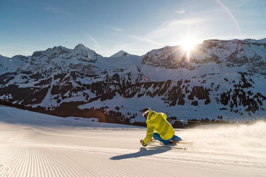 ADELBODEN - Skifahrer waehrend Carving von hinten.

Copyright by Tourismus Adelboden - Lenk - Kandersteg By-line: swiss-image.ch/Roger Gruetter