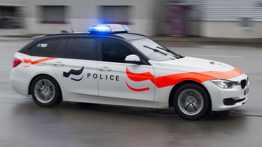 Das Logo der Kantonspolizei Freiburg auf einem Einsatzfahrzeug der Polizei am 15. Mai 2015 in Domdidier. (KEYSTONE/Lukas Lehmann)

The logo of the Cantonal Police of Fribourg, Switzerland, on a police ...