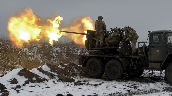 epa10447981 Ukrainian soldiers fire an anti-aircraft gun at a position near Bakhmut, Donetsk region, eastern Ukraine, 04 February 2023, amid Russia&#039;s invasion. Ukrainian servicemen have mounted a ...