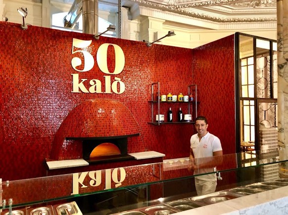 Au 50 Kalò, les clients peuvent observer les pizzaiolos en train de faire tourner la pâte.