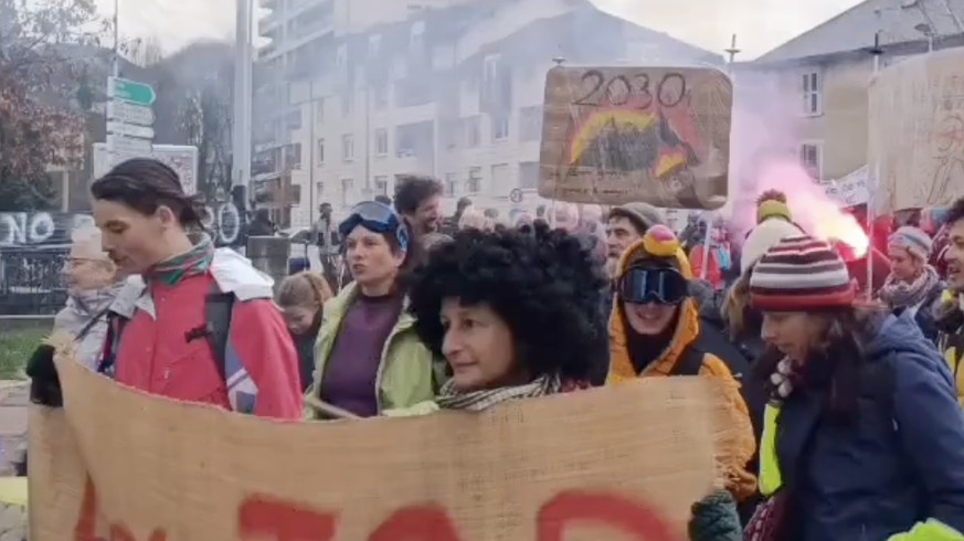 Des participants au défilé de protestation.