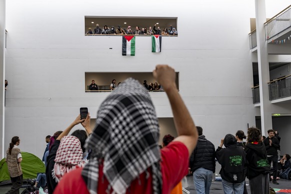 Des etudiants pro-palestiniens occupent une partie du batiment SG de L&#039;Ecole polytechnique federale de Lausanne (EPFL) le mardi 7 mai 2024 a Lausanne. Apres l&#039;UNIL (Universite de Lausanne),  ...