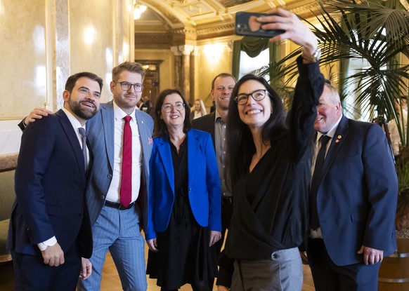 Avec la délégation neuchâteloise — oui, c'est lui, là, derrière le bras de la conseillère aux Etats verte Céline Vara.