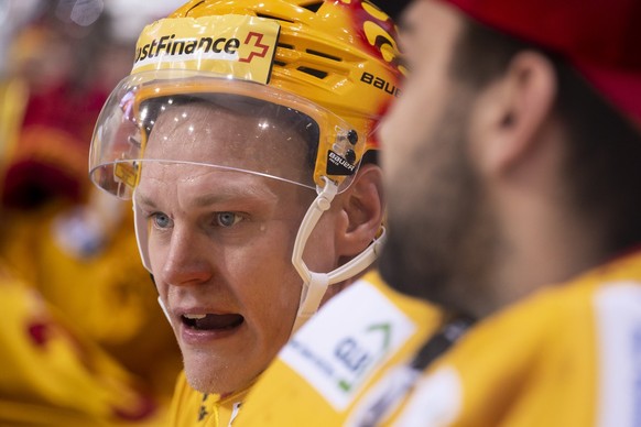 Langnaus Postfinance Top Scorer Harri Pesonen schaut sich um waehrend einer Einsatzpause, im Eishockey Qualifikations-Spiel der National League, zwischen dem SC Bern und den SCL Tigers, am Dienstag, 1 ...