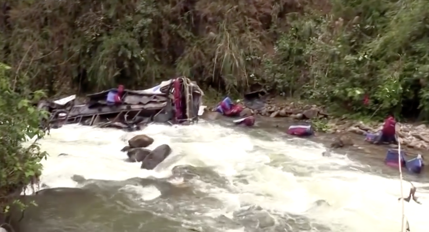 Un bus a chuté dans un ravin à Celendin, au Pérou.
