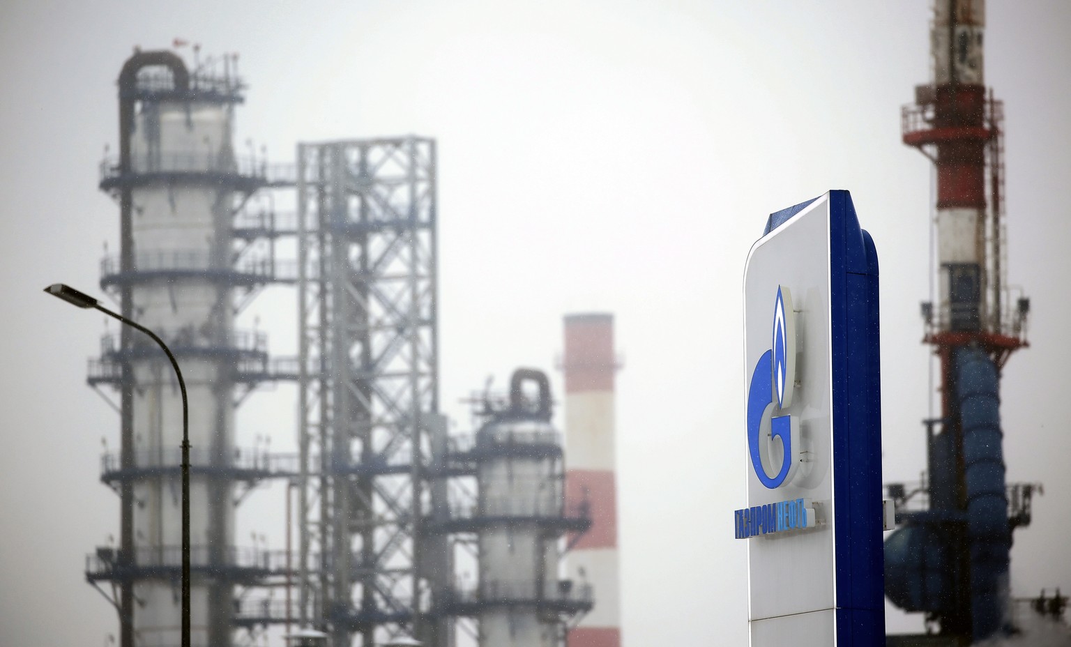 Comme les recettes provenant de l'exportation de gaz et de pétrole diminuent, des entreprises comme Gazprom doivent payer des taxes et des impôts supplémentaires.