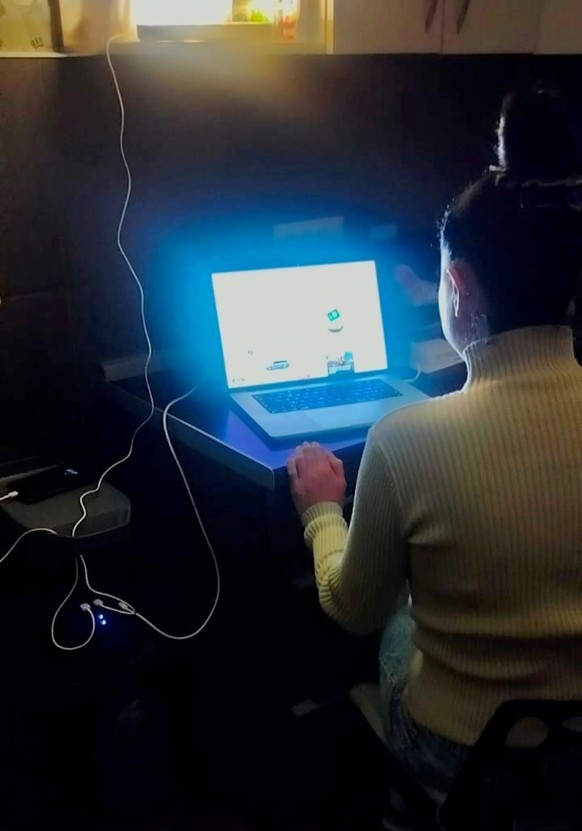 Grâce à un accumulateur d'énergie externe, Sweta peut travailler chez elle avec un peu de lumière.