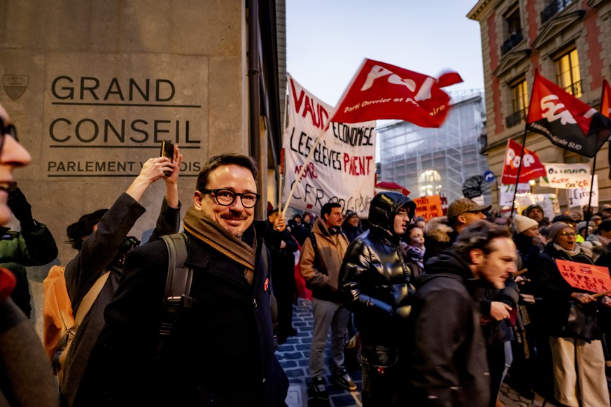 Julien Eggenberger, depute (PS), regarde les membres de la fonction publique vaudoise qui manifestent devant le Parlement lors de l&#039;ouverture de la seance du Grand Conseil vaudois sur le Budget 2 ...