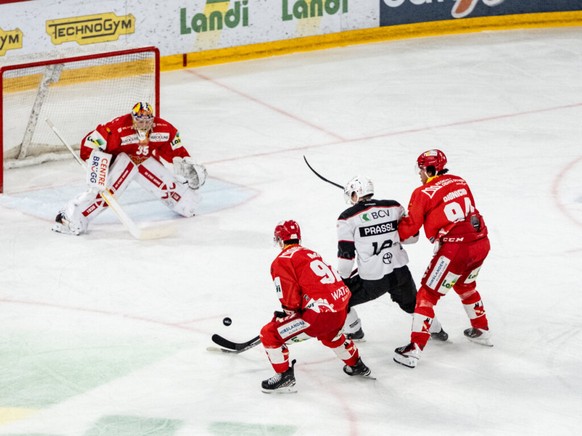 Le LHC de Raphael Prassl (au centre) a renversé la vapeur à Bienne.