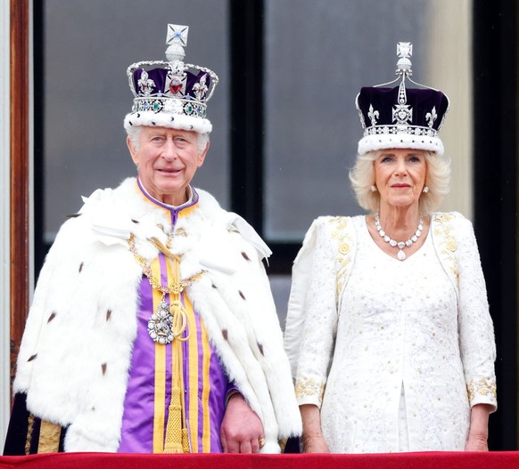 Charles III et la reine Camilla, fraîchement couronnés, au balcon de Buckingham Palace, le 6 mai 2023.