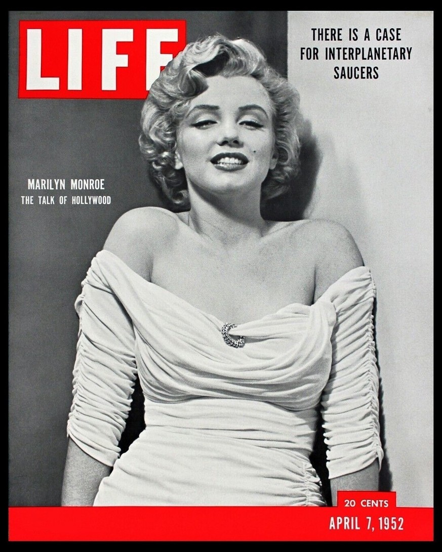 Marilyn Monroe avait posé dans une robe Ceil Chapman très similaire en couverture du magazine Life en 1952.