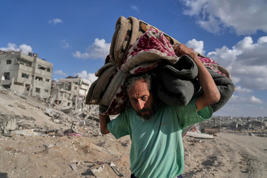 Un Palestinien à Gaza avec ses maigres possessions.