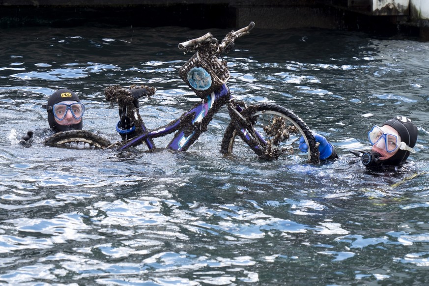 Des plongeurs sortent un velo de l'eau lors la journee du grand nettoyage du Lac Leman et de ses rives lors de la 10 eme edition de "Net'Leman" ce dimanche 4 octobre 2020 a Montreu ...
