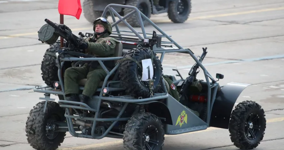 Buggy militaire de type Chaborz lors d&#039;un défilé à Moscou.