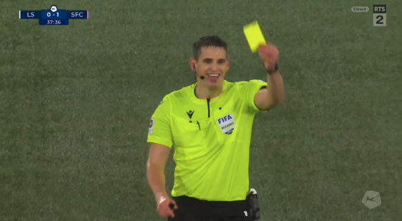 Le sourire de Lionel Tschudi au moment de donner un carton jaune au coach du LS, Ludovic Magnin.