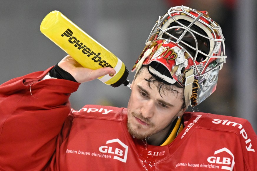 Tigers Goalie Robin Meyer, kuehlt den Nacken beim Eishockey-Qualifikationsspiel der National League, zwischen den SCL Tigers und dem EHC Kloten, am Samstag, 22. November 2025, in der Emmental Versiche ...