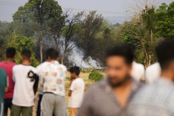 Villagers watch as fire fighters douse smoke coming out from the debris of an aircraft near Akhnoor on the outskirts of Jammu, India, Wednesday, May 7, 2025. (AP Photo/Channi Anand)
India Pakistan