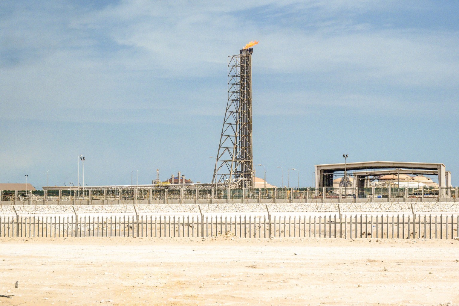 Qatar - 2023/03/26 - An oil refinery in the desert. Photo Eric Beracassat/Hans Lucas
Qatar - 26/03/2023. Raffinerie de ptrole dans le dsert. Photo Eric Beracassat/Hans Lucas