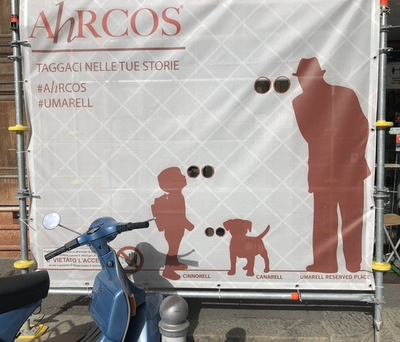Umarells – Baustellenabgrenzung eines grossen Bauunter­nehmens mit Umarell-Beobachtungslöchern für Erwachsene, Kinder und Hunde in Bologna, 2022.


https://de.wikipedia.org/wiki/Umarell#/media/Datei:U ...