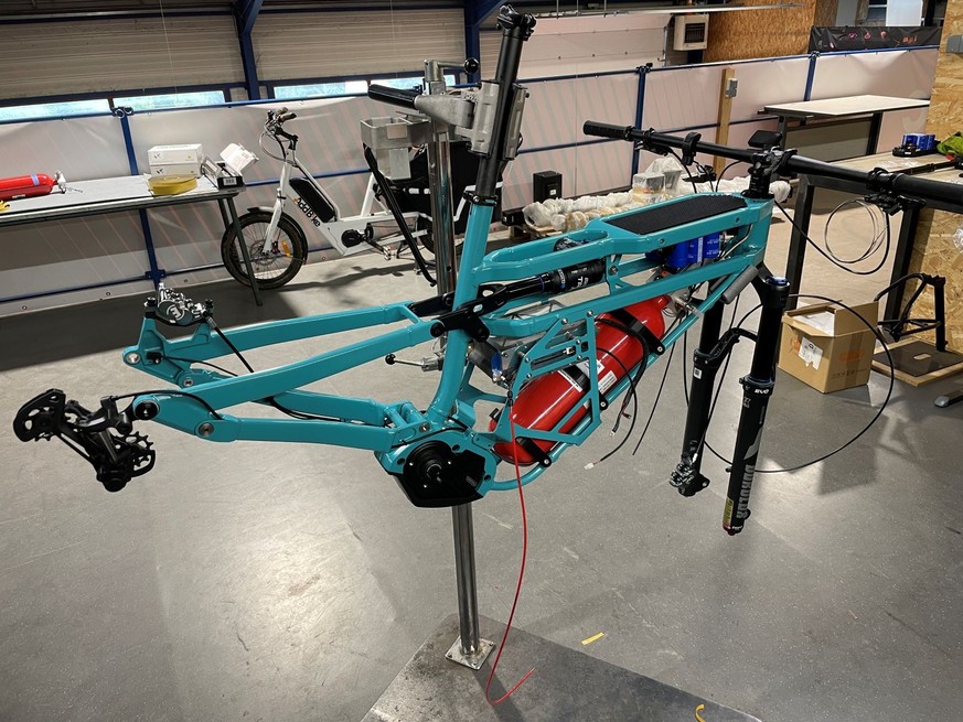 En rouge, la bouteille d'hydrogène.