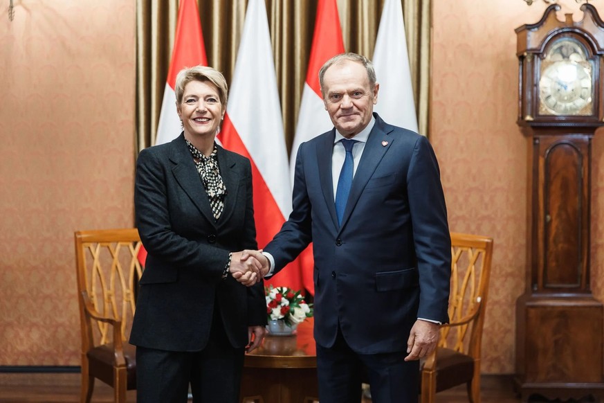 La conseillère fédérale Karin Keller-Sutter avec le Premier ministre polonais Donald Tusk, le 13 novembre 2025 à Varsovie.