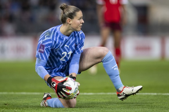 epa11382615 Switzerland&#039;s goalkeeper Elvira Herzog in action during the UEFA Women&#039;s European Qualifier soccer match between Switzerland and Hungary, in Biel, Switzerland, 31 May 2024. EPA/A ...