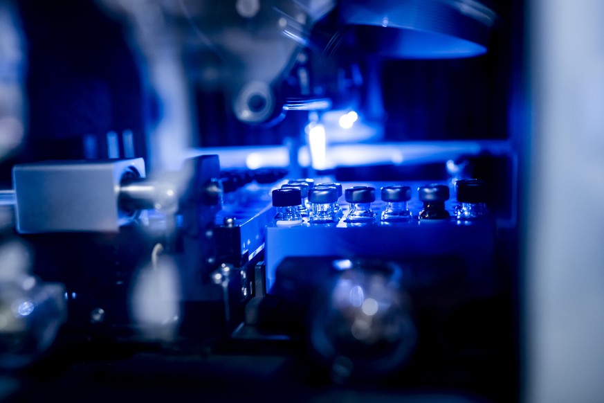 Des flacons en cours d'analyse dans une machine du LAD, le Laboratoire suisse d'Analyse du Dopage, une antenne du Chuv le jeudi 4 decembre 2025 a Epalinges, pres de Lausanne. Le Laboratoire  ...