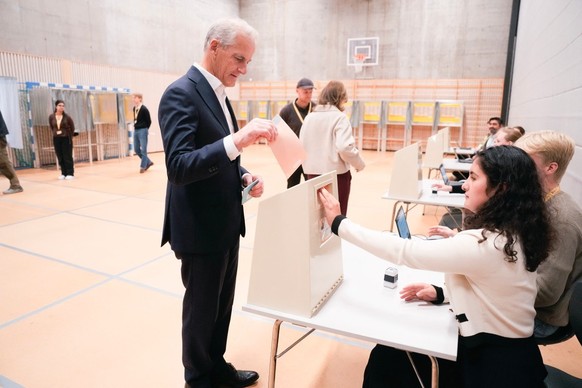 Jonas Gahr Stoere, Norway&#039;s incumbent prime minister and leader of the Labour Party (AP) votes at a polling station in Oslo, Norway, on September 8, 2025, during the Norwegian parliamentary elect ...