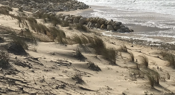 La bande de sable devient de plus en plus étroite.