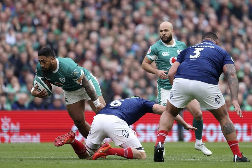 L'Irlandais Bundee Aki (avec le ballon) et le Français Uini Atonio (n°3), opposés le 8 mars, sont tous deux Néo-Zélandais d'origine.