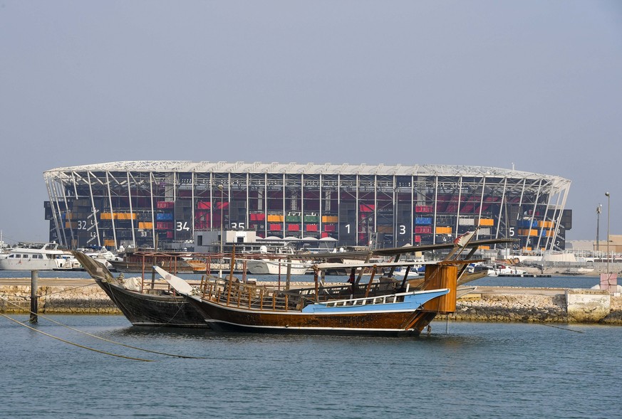 ARCHIV - ZU DEN STADIEN AN DER FIFA FUSSBALL WM 2022 IN KATAR STELLEN WIR IHNEN FOLGENDES BILDMATERIAL ZUR VERFUEGUNG - epa09643107 Outside view of the Stadium 974 before the FIFA Arab Cup 2021 semi f ...