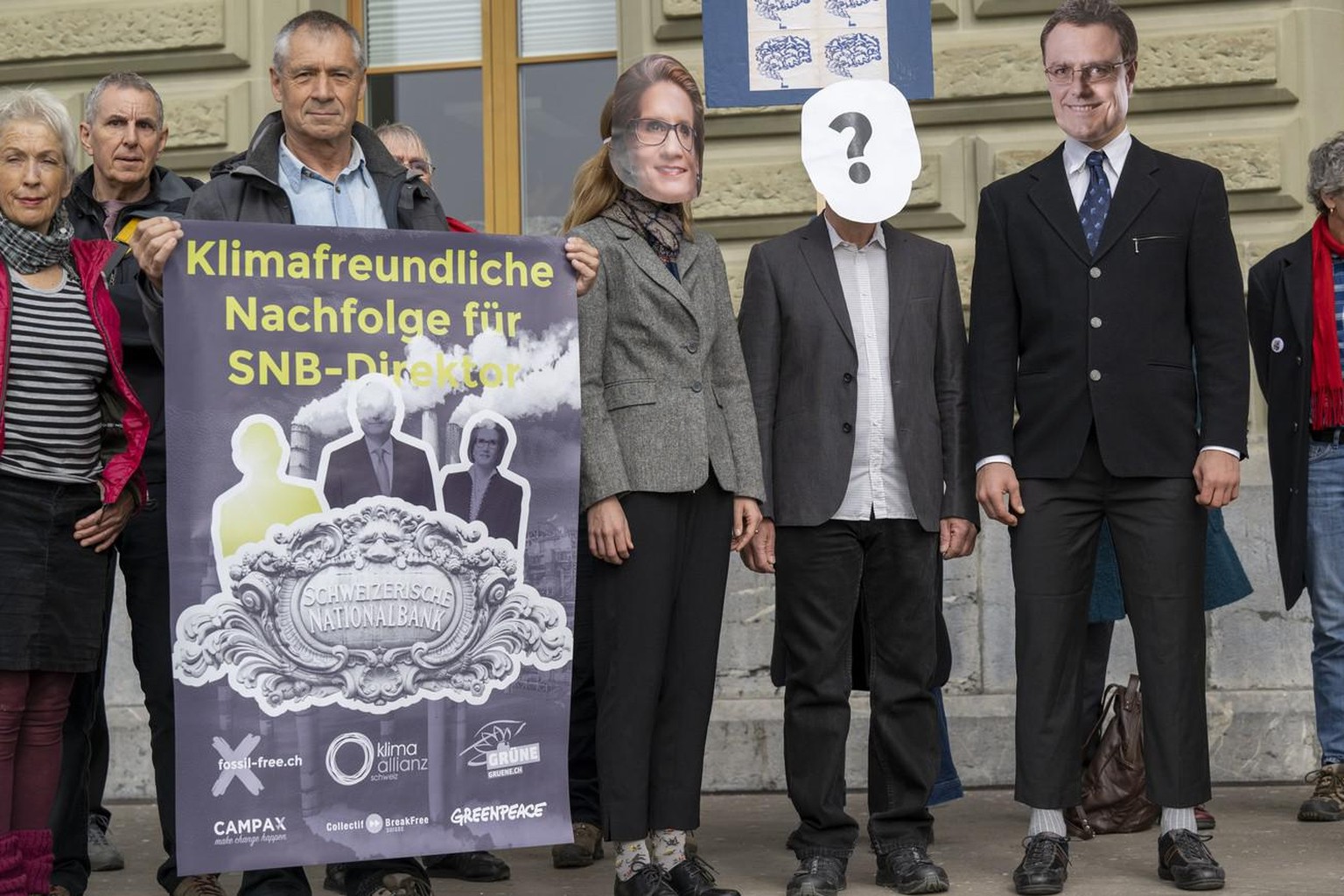 Dépôt d'une pétition par une large coalition d'organisations pour le climat appelant le Conseil fédéral à élire une personne respectueuse du climat à la tête de la BNS, le mercredi 16 mars 2022, à Berne.
