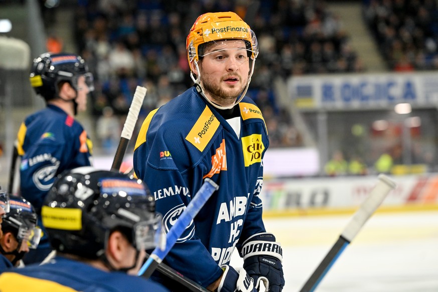 PostFinance Top Scorer Dominic Zwerger (HCAP) speaks to his teammates, during the regular season National League game between HC Ambri Piotta and Geneve Servette HC at the ice stadium Gottardo Arena,  ...