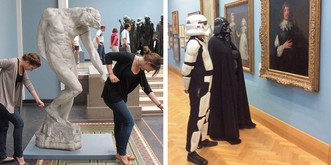 20 photos de gens qui s'amusent comme des fous dans des musées