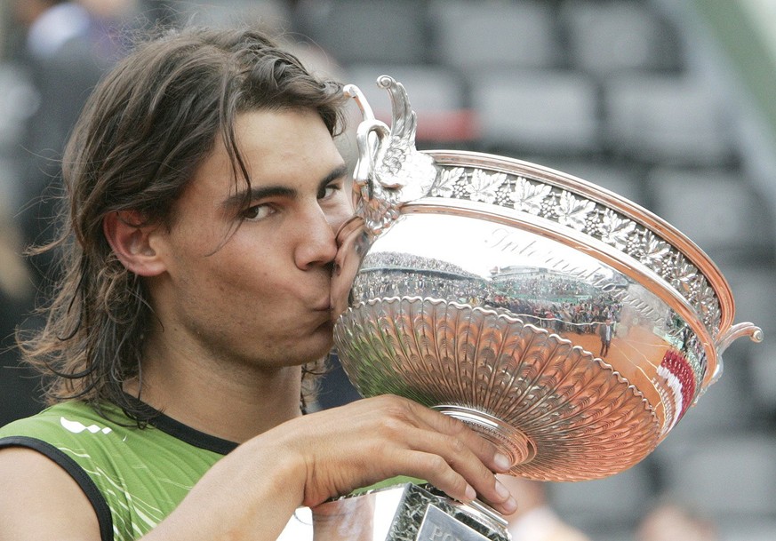 L&#039;Espagnol Rafael Nadal embrasse le trophée après avoir battu l&#039;Argentin Mariano Puerta lors de la finale de Roland-Garros, le dimanche 5 juin 2005 à Paris.