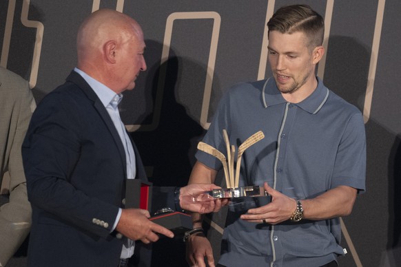 Austin Czarnik, rechts, nimmt den MVP Regular Season National League Award von Denis Vaucher, Director National League, entgegen, waehrend der Swiss Ice Hockey Night am Donnerstag, 31. August 2025 in  ...