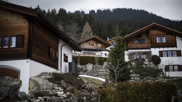 Geschlossene Fensterlaeden an einer Ferienwohnung, am Montag, 4. Maerz 2024, in Brigels. (KEYSTONE/Gian Ehrenzeller)