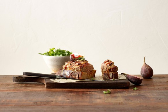 Toasts de saucisse à rôtir, fromage et poires