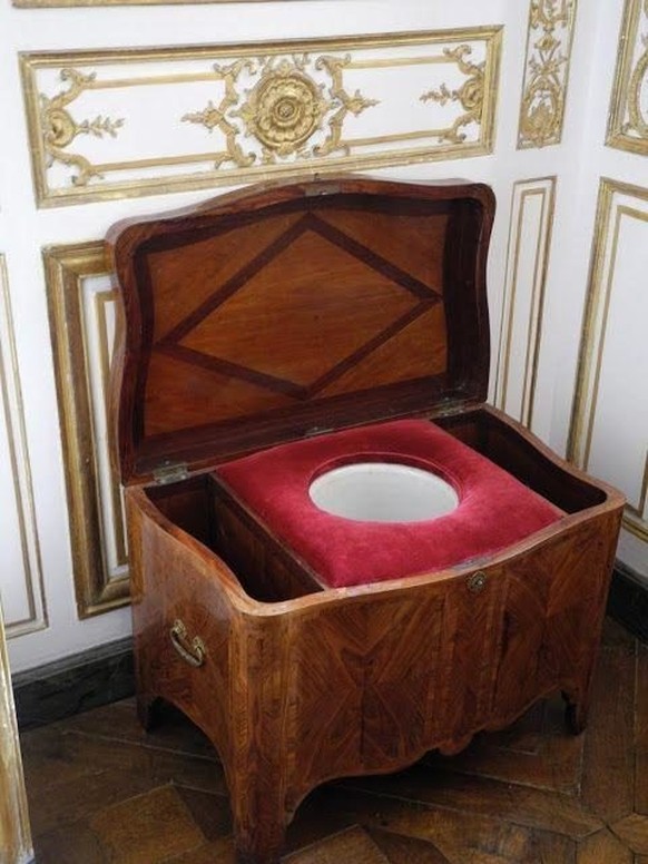 Une chaise percée du plus bel acabit, sous Louis XV.