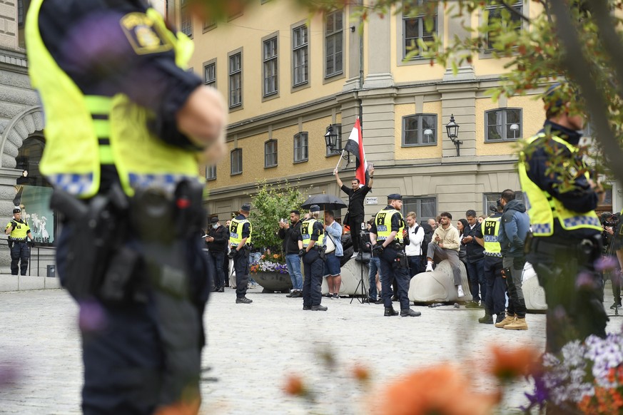 La police est au garde à vous lors d'un rassemblement anti-islam fin juillet à Stockholm.