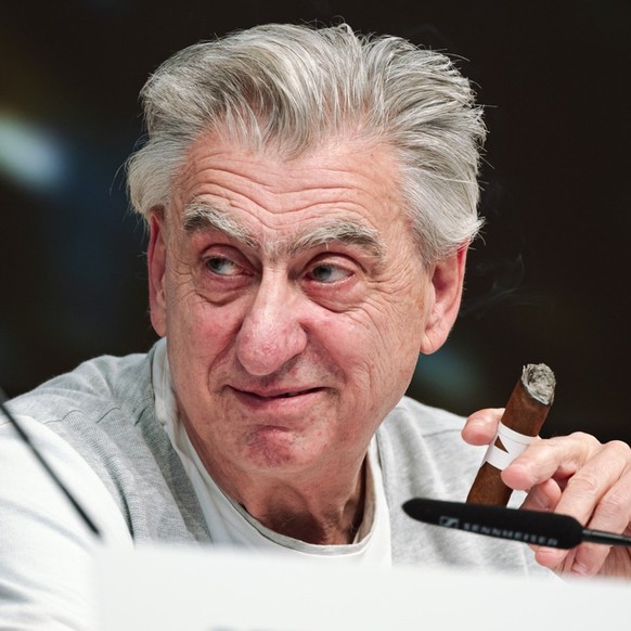 Nick Hayek, CEO du Swatch Group AG, fume un cigare lors d?une conference de presse pour la presentation du bilan annuel 2023, ce jeudi 21 mars 2024, a Bienne. (KEYSTONE/Adrien Perritaz)