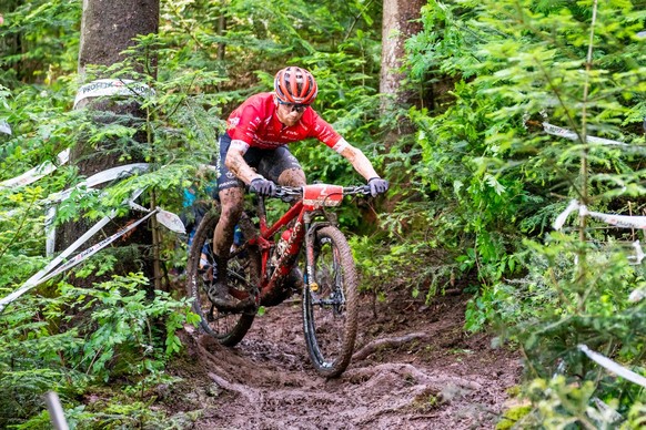 Mathias Flueckiger, le nouveau champion suisse Homme Elite, en action sur le parcours du championnat suisse de mountainbike cross country ce dimanche 5 juin 2022 a Leysin. (KEYSTONE/Maxime Schmid)