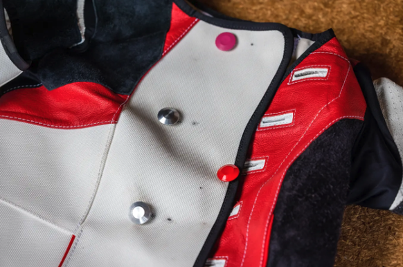 Les boutons supplémentaires (rouge et violet) sont utilisés lors du tir couché ou à genoux. Le changement de position provoque de nouveaux plis qui sont ainsi éliminés.