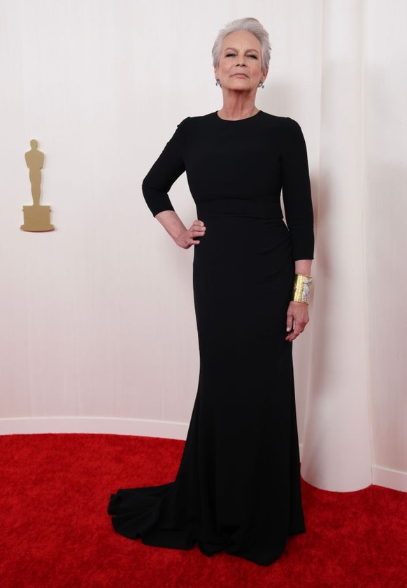 Hollywood, CA - March 10: Jamie Lee Curtis arriving on the red carpet at the 96th Annual Academy Awards in Dolby Theatre at Hollywood &amp; Highland Center in Hollywood, CA, Sunday, March 10, 2024. (J ...