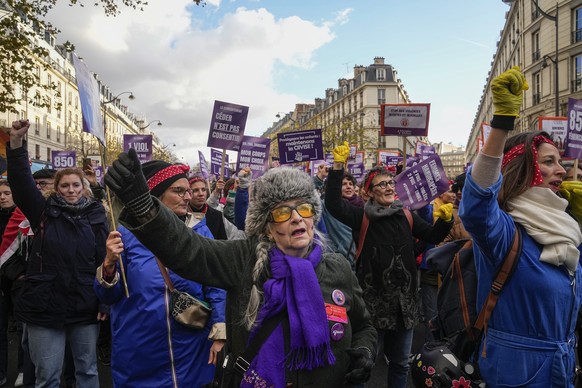 Des manifestantes dans les rues de la capitale française.
