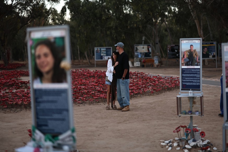 epaselect epa13286365 Israeli family members visit a memorial site for victims of the Nova music festival on the third anniversary of the 07 October attacks, near Re'im, southern Israel, near the ...