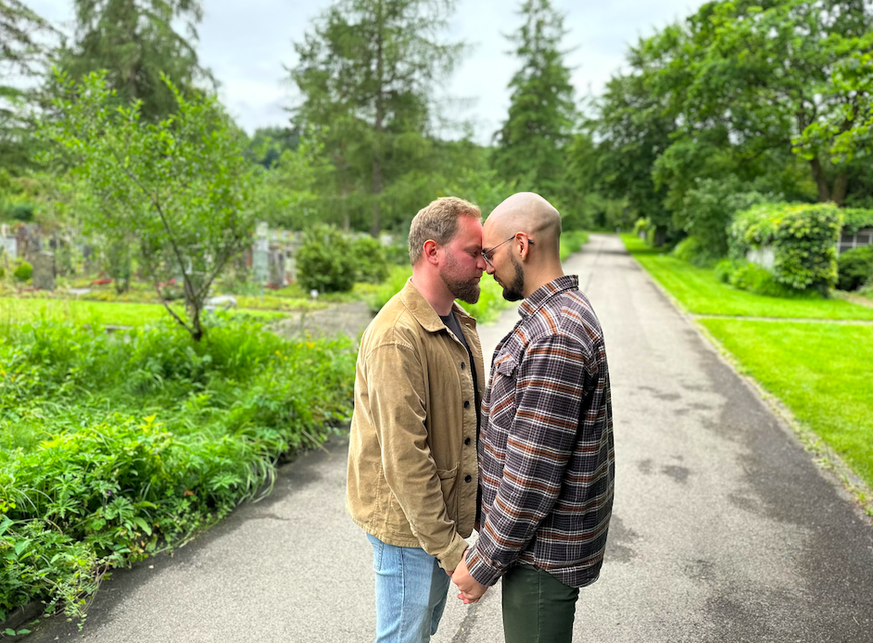 Ilia et Dima, originaires de Russie, ont demandé l'asile en Suisse car ils craignent des représailles dans leur pays d'origine en raison de leur homosexualité.