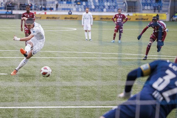 L&#039;attaquant lausannois Zeki Amdouni (gauche) marque son penalty contre le gardien genevois Jeremy Frick (droite), lors de la rencontre de football de Super League entre FC Lausanne-Sport, LS, et  ...